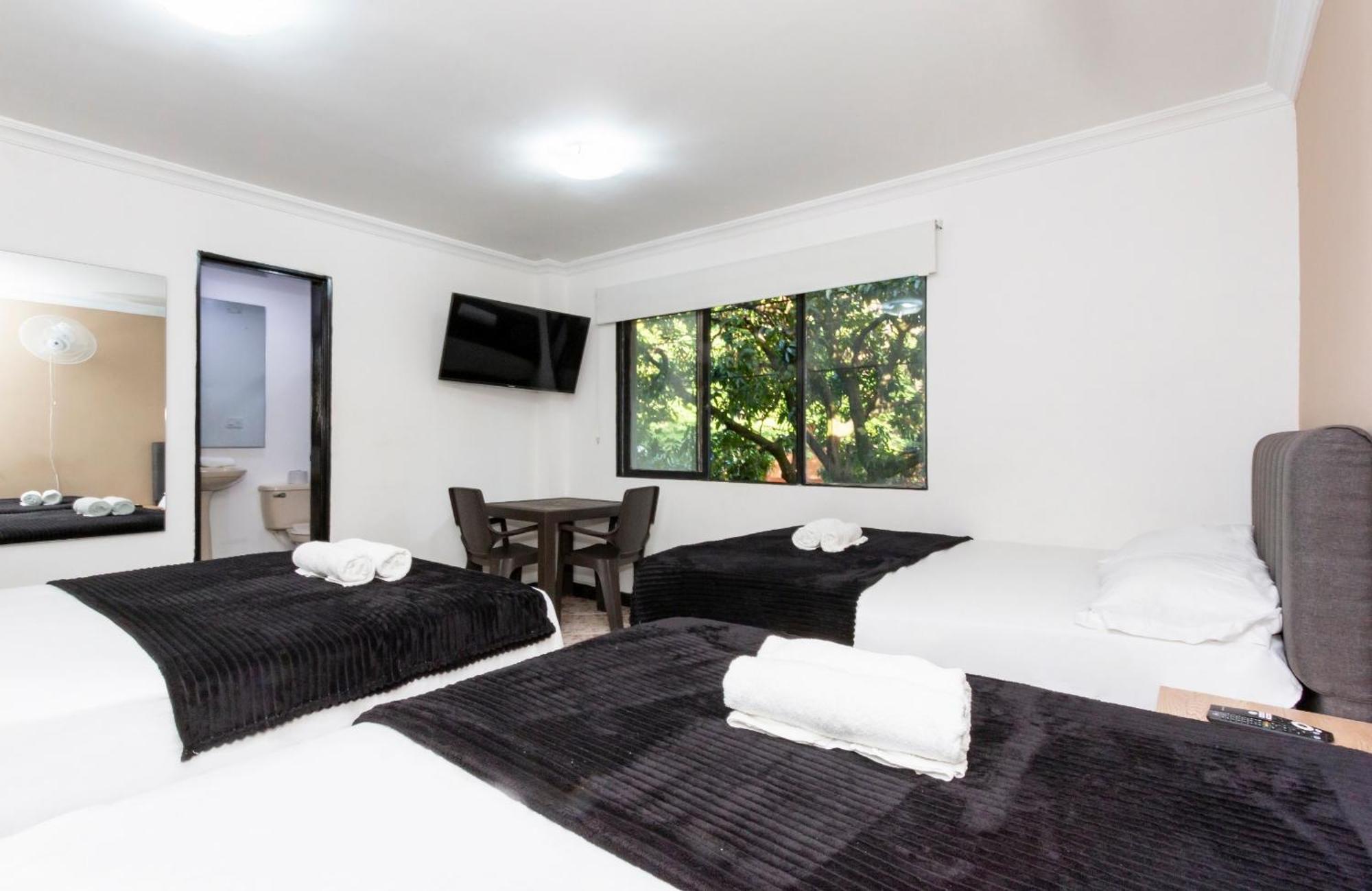 Hotel De Leon Estadio Меделин Екстериор снимка