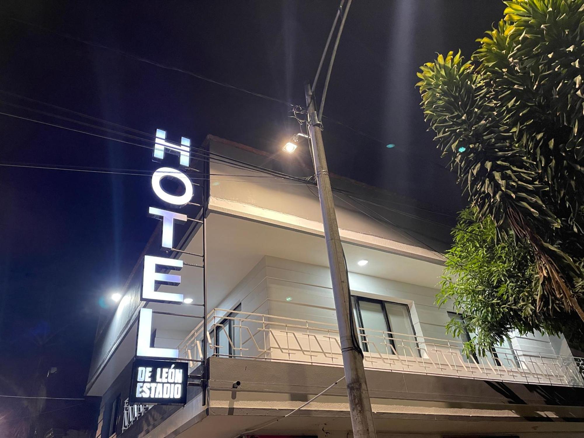 Hotel De Leon Estadio Меделин Екстериор снимка